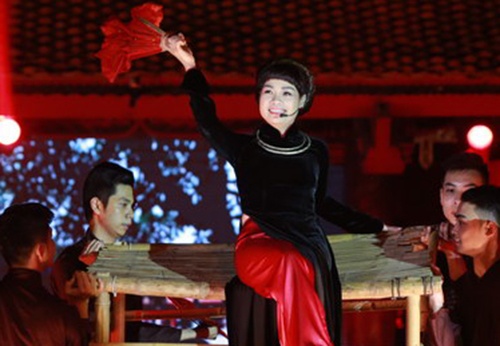 Ngoc Khue ngoi chong tre, mua quat dieu luyen hinh anh