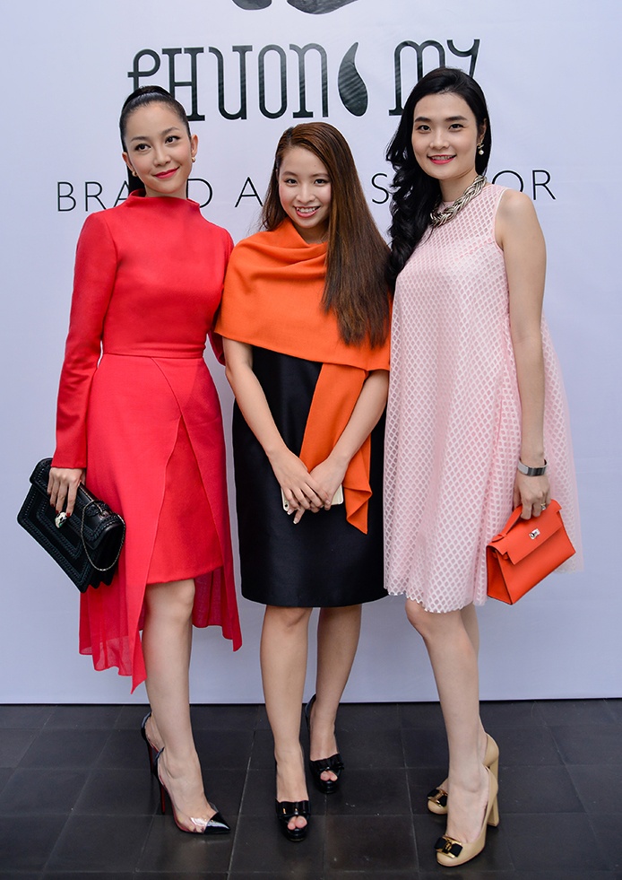 Linh Nga chụp ảnh cùng NTK Phương My (giữa). 