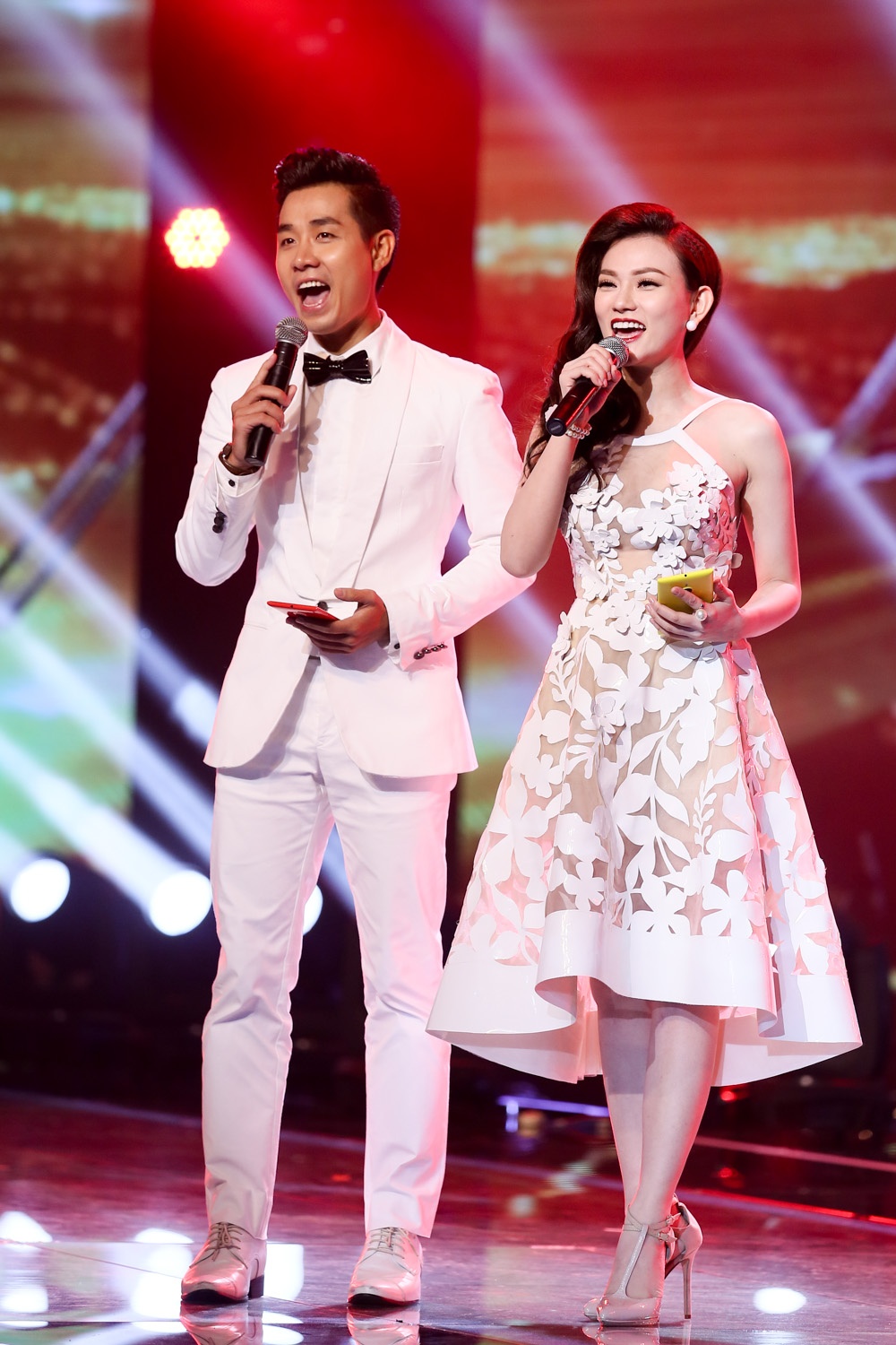 Trân sân khấu chương trình X-Factor, Thu Thủy nổi bật cạnh MC Nguyên Khang với bộ đầm xuyên thấu, họa tiết 3D tinh xảo. Tông màu trắng sang trọng, tinh tế kèm kiểu dáng hợp xu hướng đang hot đưa nữ thân chủ vào danh sách mỹ nhân tinh tế nhất tuần qua.