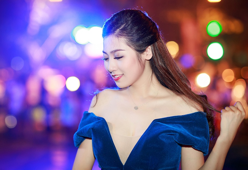 A hau Tu Anh dien vay co chu V sau hut di tiec hinh anh