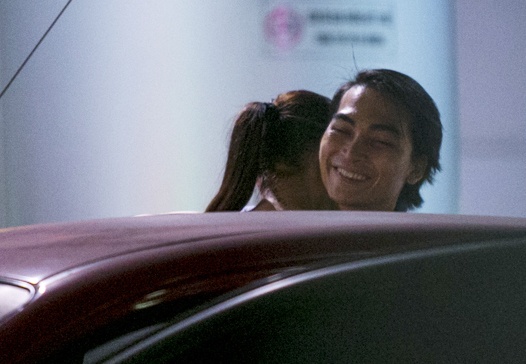 Khuong Ngoc om than mat Dieu Huyen o san bay hinh anh