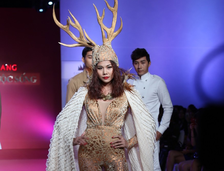 Thanh Hang doi mu sung huou tao bao tren san dien hinh anh