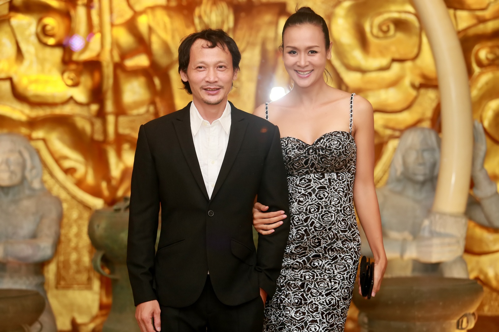 Hoa hau Bao Ngoc dien vay ngu sexy cung chong di tiec hinh anh