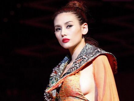 Hoang Yen doa kien mau Tay bi gay tay toi boi nho hinh anh