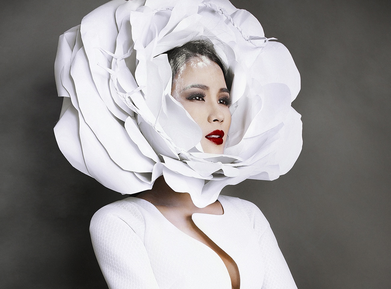 Diep Lam Anh kieu sa voi gam mau trang tinh khiet hinh anh