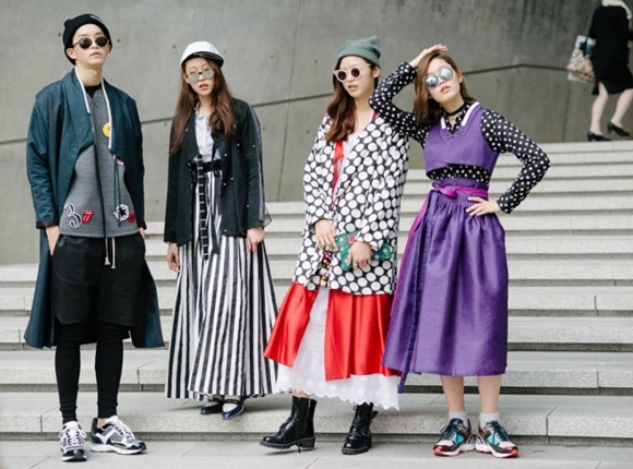 Hoc lom street style cua gioi tre Han tai Tuan le thoi trang hinh anh