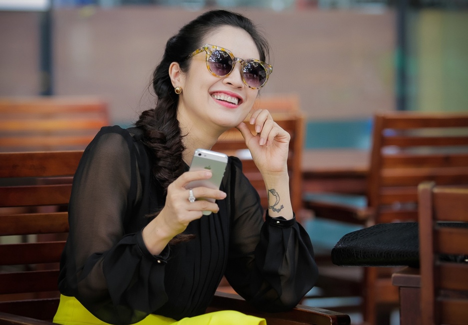 Thanh Thuy lo hinh xam la khi dao pho cuoi tuan hinh anh