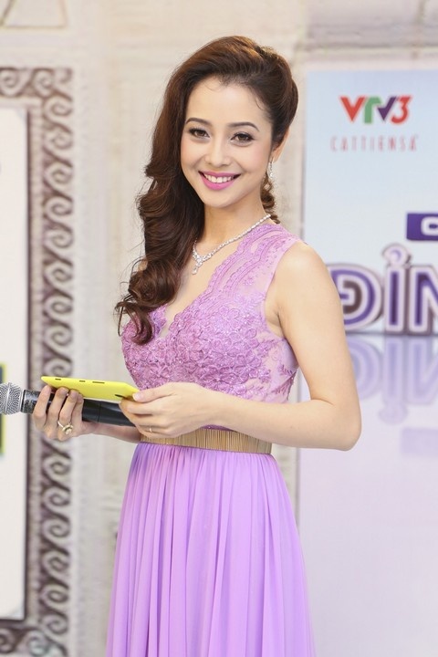 Mặc dù không được đánh giá cao về hình ảnh trong thời gian gần đây nhưng khó phủ nhận Jennifer Phạm cùng với gu thời trang quyến rũ của cô đã tạo nên những trào lưu mới dẫn đầu xu hướng mặc đẹp trong giới MC Việt. 