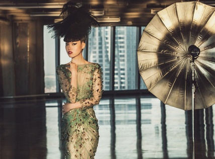 Nguoi mau goc Viet noi ve san catwalk - thap Eiffel hinh anh