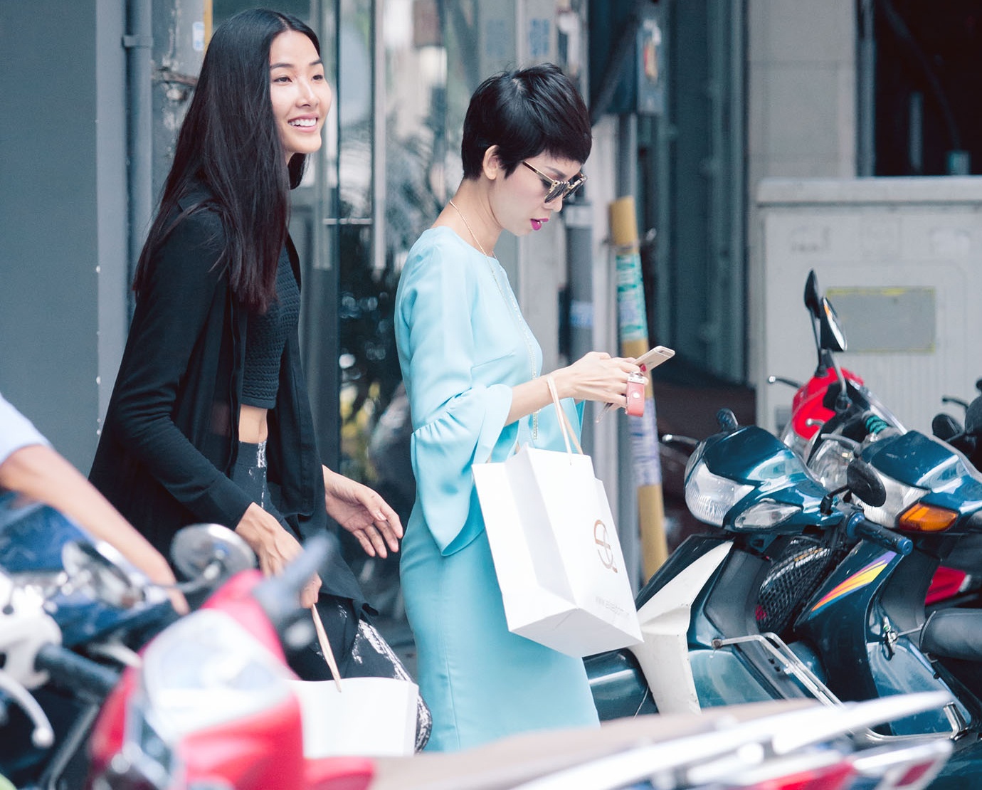 Xuan Lan ru re tro cung Hoang Thuy di mua sam hinh anh