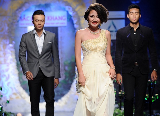 Ngoc Lan rang ro lam vedette sau vu lay chong hut hinh anh