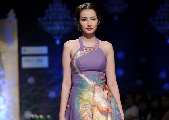 Truc Diem rang ro tren san catwalk sau khi nhan loi cau hon hinh anh