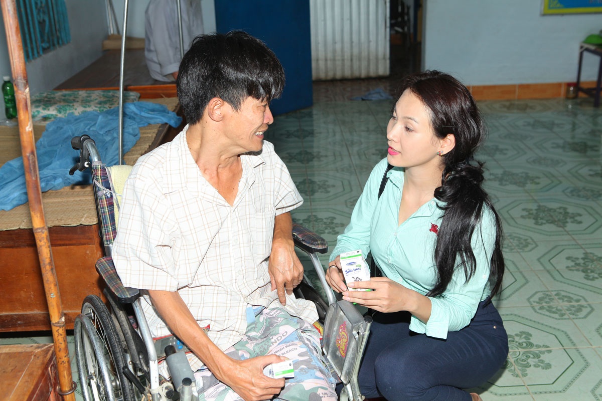 Bên cạnh đó, đoàn của danh hài còn tặng thêm cho mỗi em một lốc sữa và và bánh bông lan sau bữa ăn. Các em cũng được ấm lòng khi được nghệ sĩ quan tâm, ai cũng vui mừng nhất là khi gặp được danh hài mà họ yêu thích.