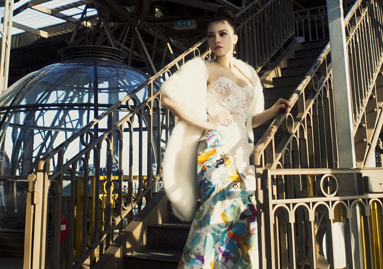 Quach An An khoe dang quyen ru giua Paris hinh anh