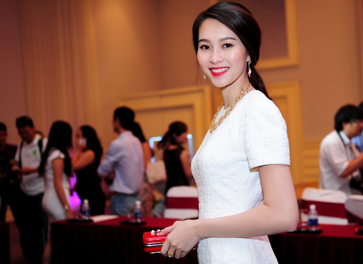 Dang Thu Thao noi bat hon Thuy Dung khi hoi ngo hinh anh