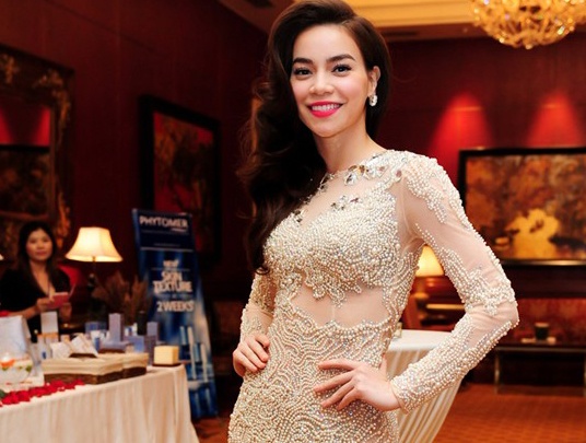 Ha Ho dien vay xuyen thau dan dau top sao goi cam nhat tuan hinh anh