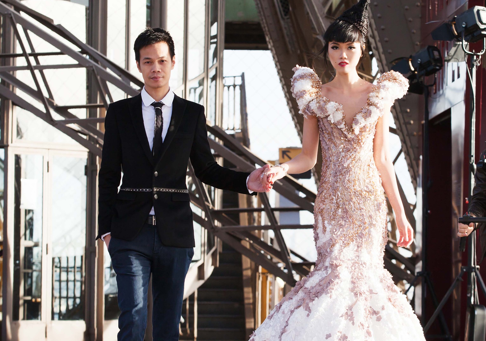 Hoang Hai dien show thoi trang ngay tren thap Eiffel Paris hinh anh