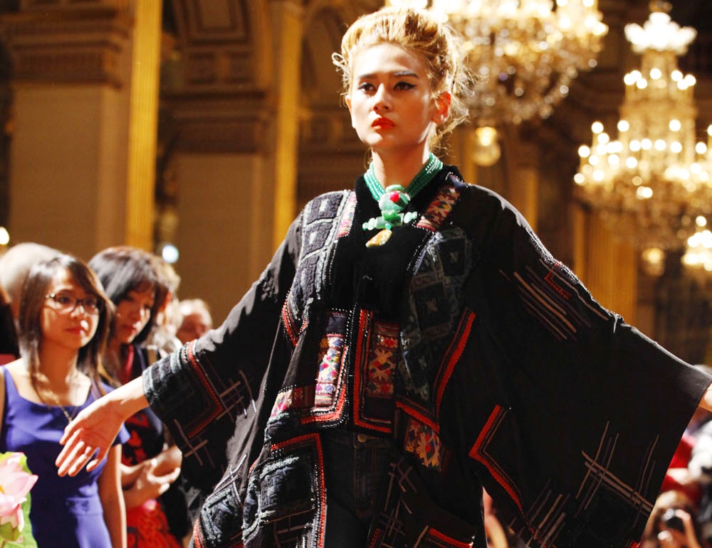 Hoang Yen catwalk tai Toa thi chinh Paris hinh anh