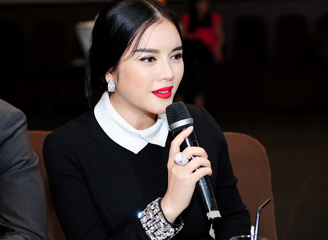Ly Nha Ky phu nhan kho khan ve kinh te hinh anh