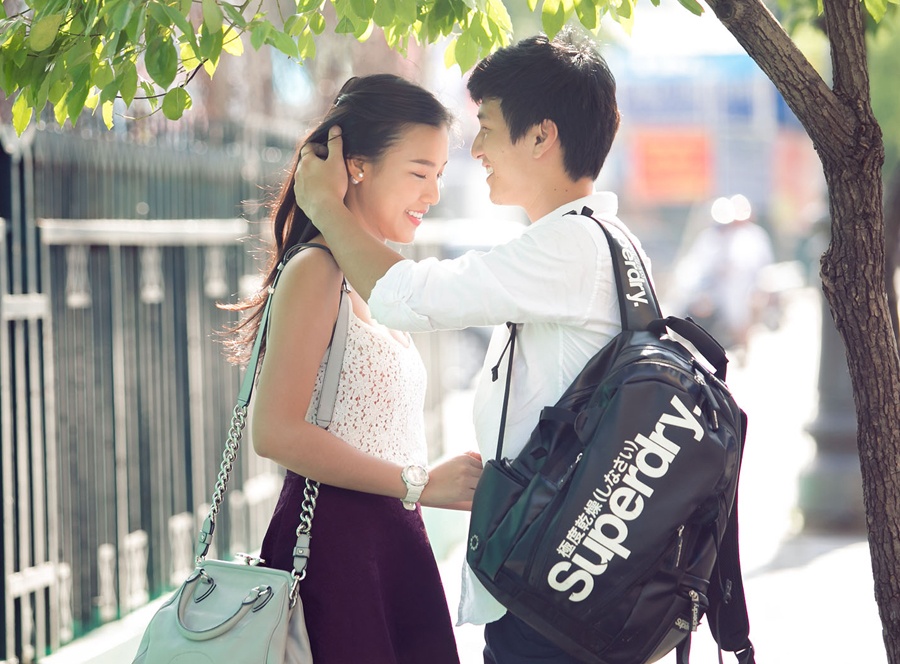 Huynh Anh va ban gai a hau tinh tu tren pho hinh anh