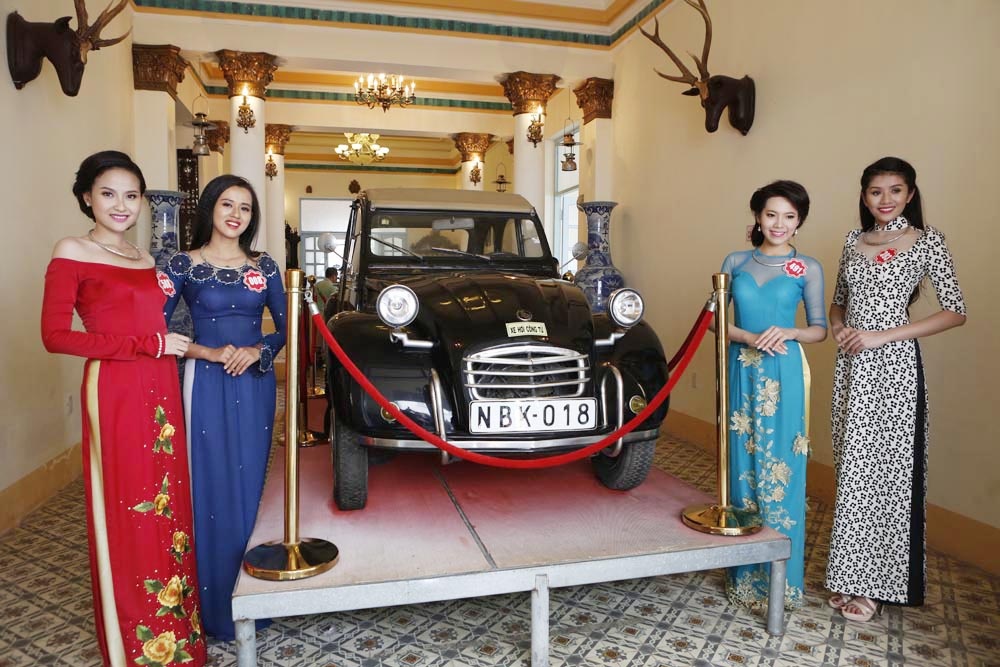 Thi sinh Hoa hau ngoi xich lo den tham nha cong tu Bac Lieu hinh anh