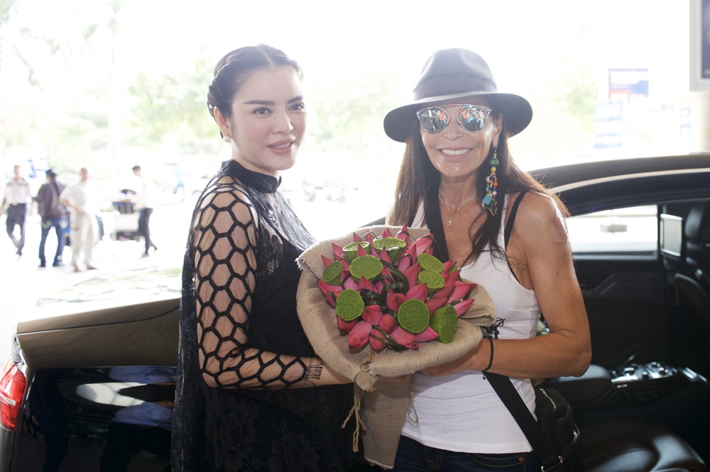 Ly Nha Ky ra san bay don ty phu hang hieu Trung Dong hinh anh