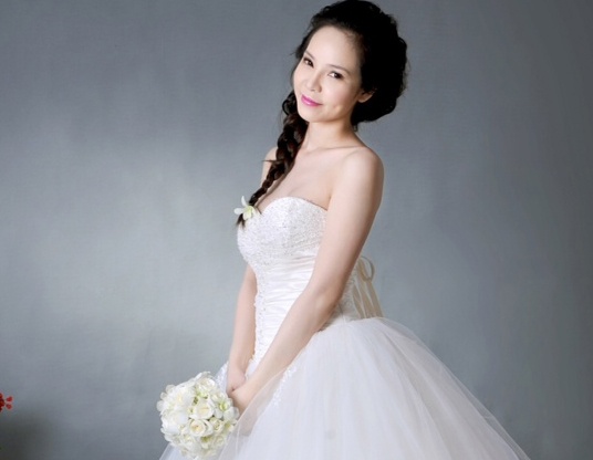 Ngoc Bich dinh hon voi dai gia goc Viet hon 12 tuoi hinh anh