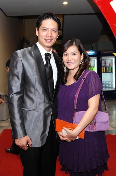 Anh Thơ - Vợ Bình Minh: Sau 8 năm kết hôn và sinh được 2 cô con gái, tình cảm của vợ chồng Bình Minh - Anh Thơ ngày càng mặn nồng, thắm thiết dù trải qua không ít sóng gió. Là một doanh nhân thành đạt thành đạt bà xã của Bình Minh không chỉ giỏi giang, chăm con ngoan, mà còn hỗ trợ cho chồng trong kinh doanh lẫn nghệ thuật.