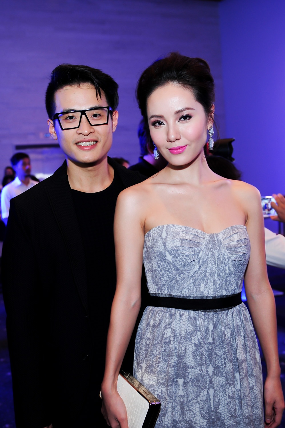 Ca sĩ Phương Linh diện đầm quây đơn giản, in họa tiết hoa chìm nhã nhặn. Hà Anh Tuấn đồng hành cùng đồng nghiệp tại sự kiện.