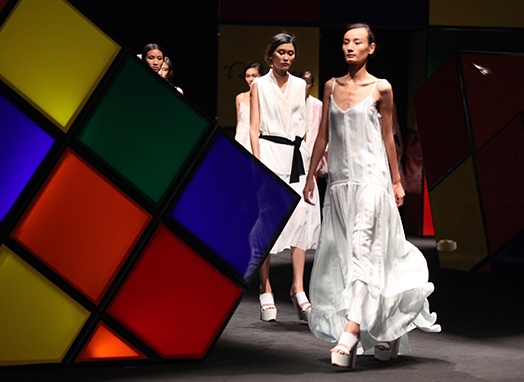 Le Thuy lo than hinh gay guoc khi dien mot vay ngu mong tang hinh anh