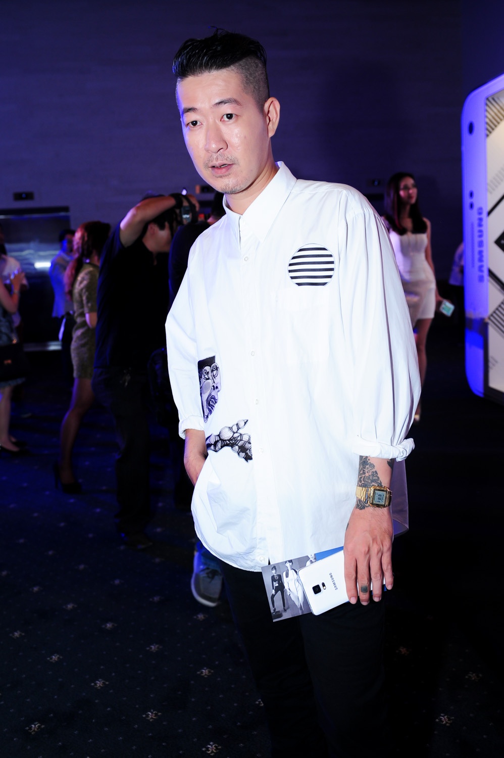 Nhà thiết kế Công Khanh diện sơ-mi đơn giản. 