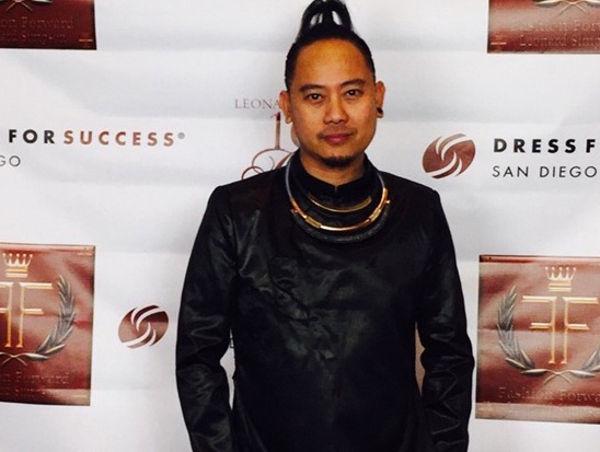 Vo Viet Chung ban dau gia gang tay va ao ngoc trai tai My hinh anh