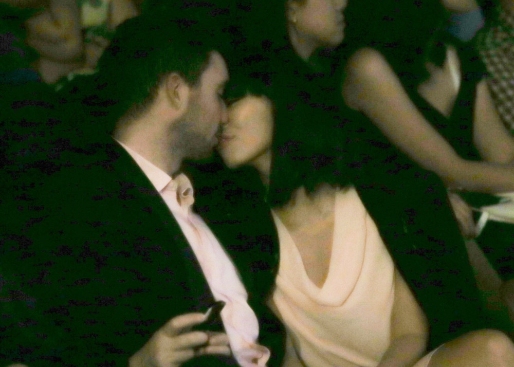 Ha Anh hon say dam ban trai nguoi Anh tai su kien hinh anh