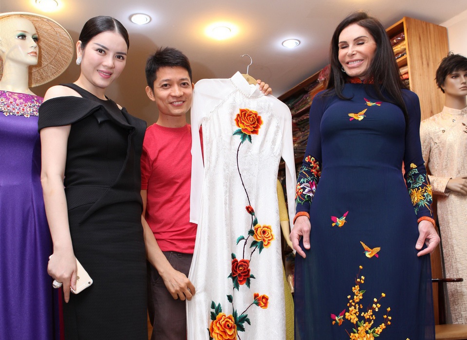 Ly Nha Ky thap tung nu ty phu hang hieu di thu ao dai hinh anh