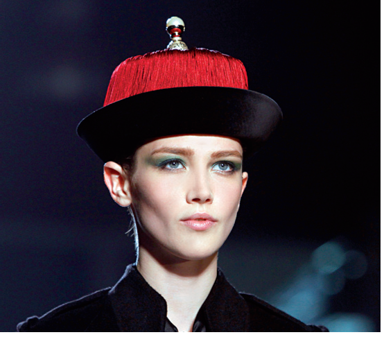 Mẫu nón trong show diễn Jason Wu.