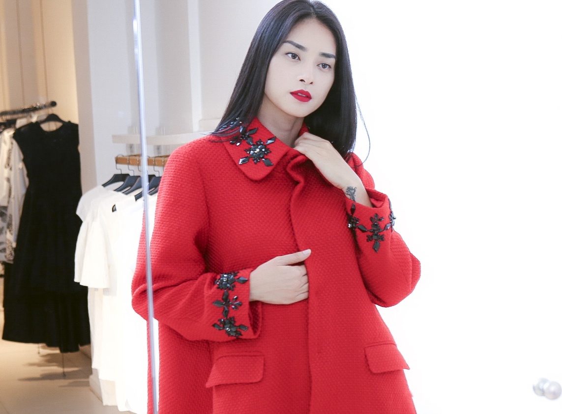 Ngo Thanh Van uom trang phuc moi cua Do Manh Cuong hinh anh