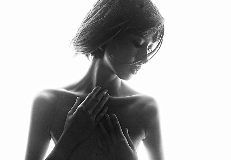 Ban sao Hoang Thuy lan dau chup ban nude hinh anh