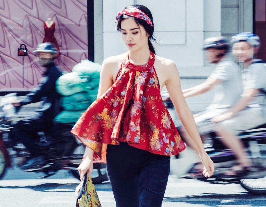 Thu Hien dien ao gam hoa, hoa tiet rong xuong pho hinh anh