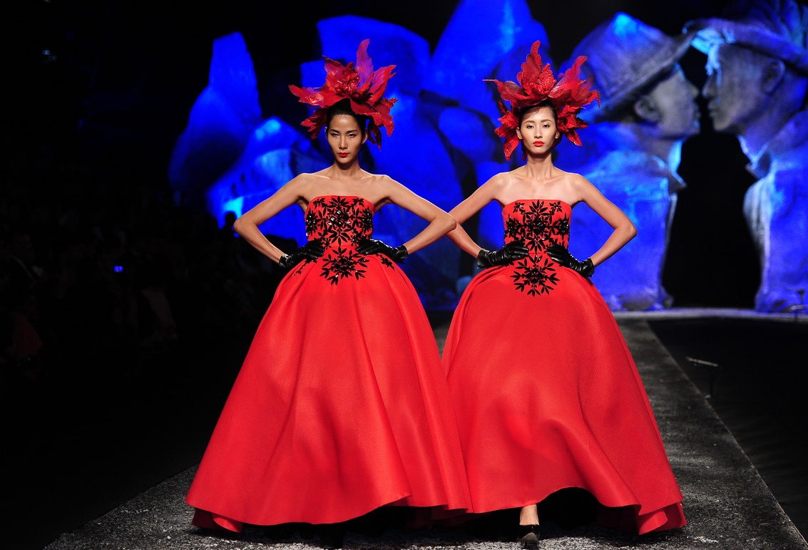 Hoang Thuy ghep doi an tuong cung ban sao tren san catwalk hinh anh