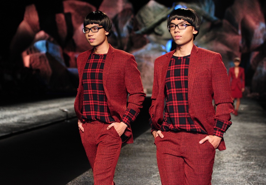 Dan mau sinh doi khong chuyen lan dau sai buoc san catwalk hinh anh