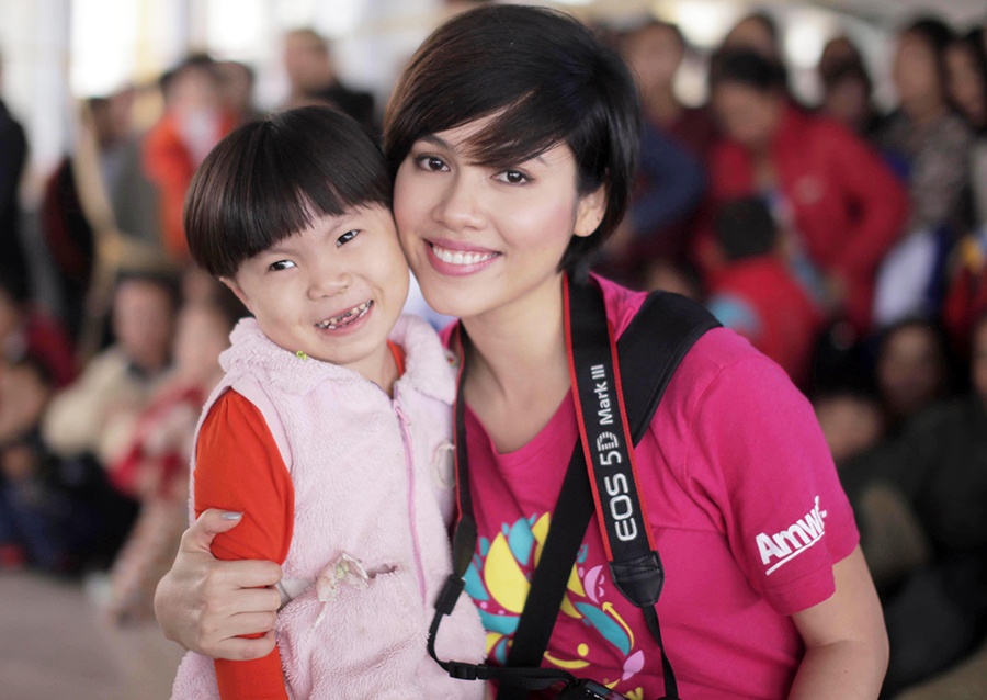 A hau Hoang My tranh thu lam tu thien khi ve tham nha hinh anh