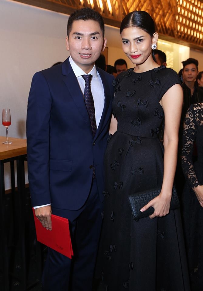 Á hậu chụp ảnh cùng Giám đốc sáng tạo thời trang Nguyễn Hoàng Anh.