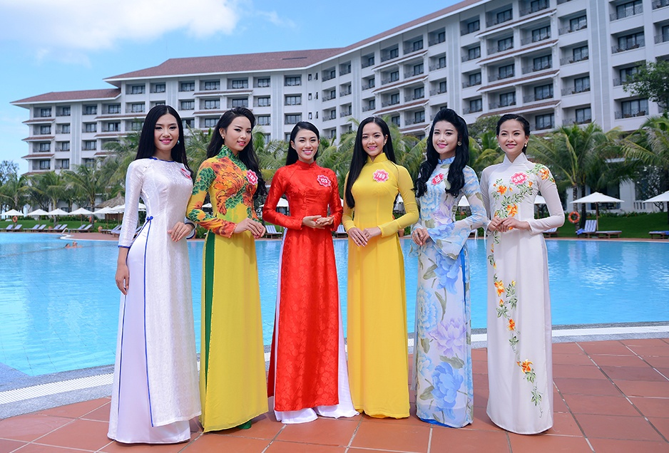 Ung vien Hoa hau VN dien ao dai duyen dang ben ho boi hinh anh