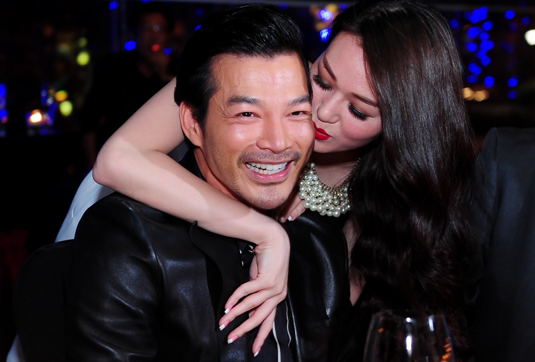 Khanh My om hon Tran Bao Son trong tiec sinh nhat hinh anh