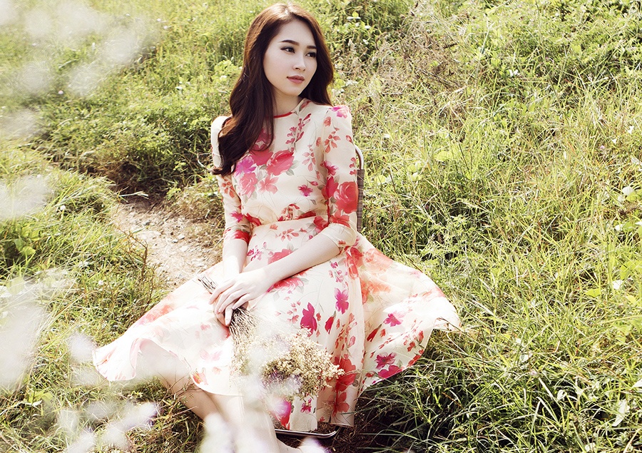 Hoa hau Dang Thu Thao dep mong manh giua canh dong hinh anh