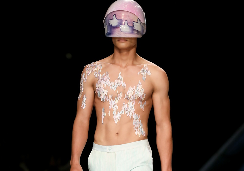 Dan mau mac sanh dieu doi mu bao hiem tren duong bang hinh anh