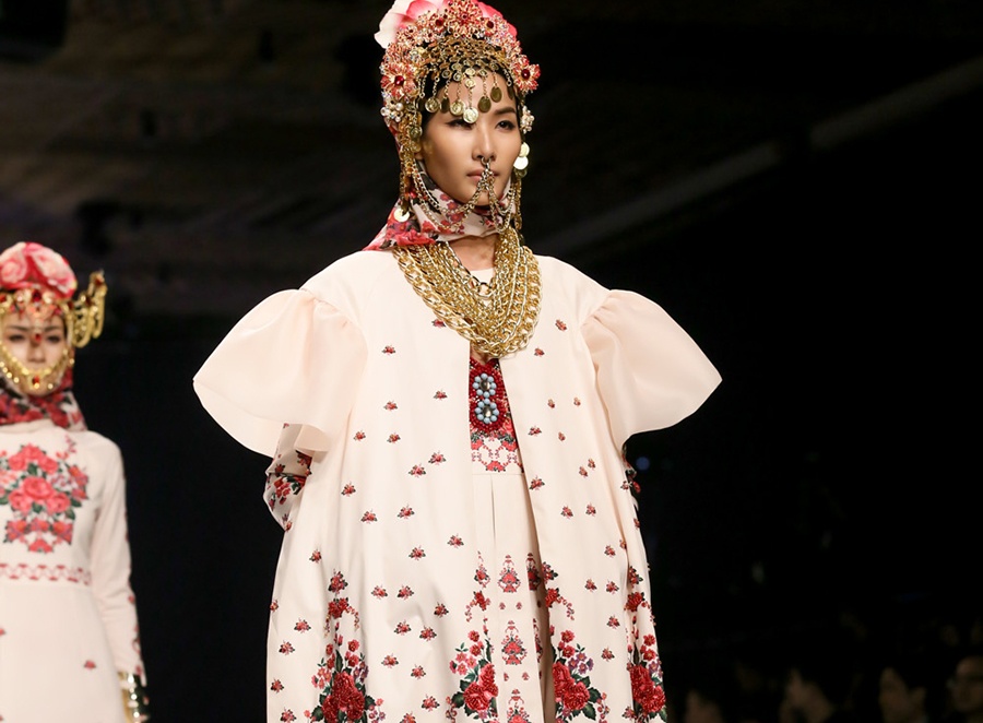 Mau Viet bit kin mat, deo khuyen mui o Tuan le thoi trang hinh anh