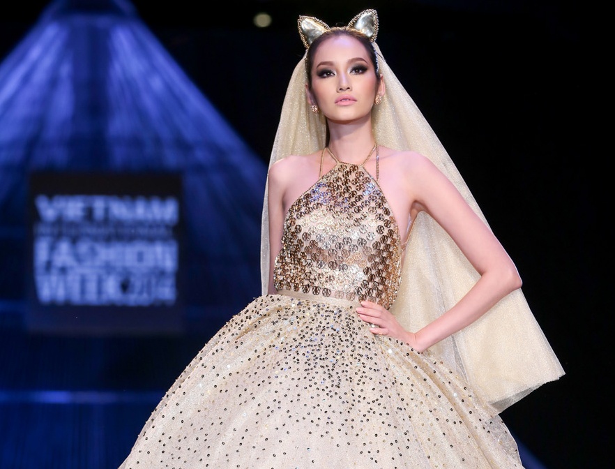 Truc Diem lam co dau meo ca tinh tren san catwalk hinh anh