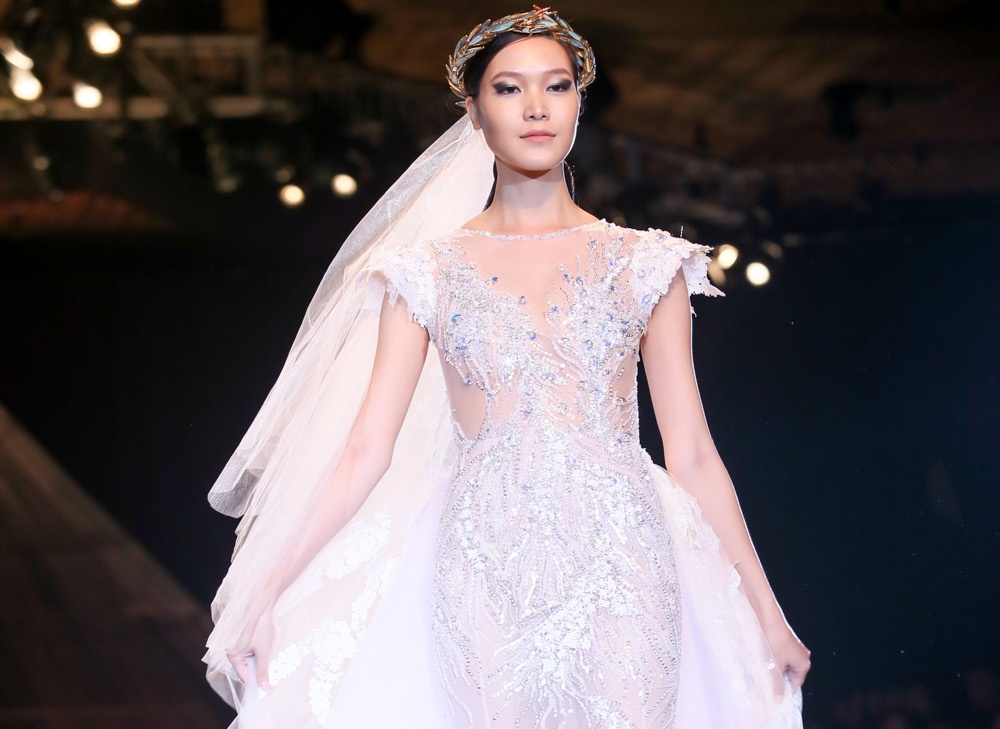 Hoa hau Thuy Dung dien vay cuoi trong suot lam vedette hinh anh