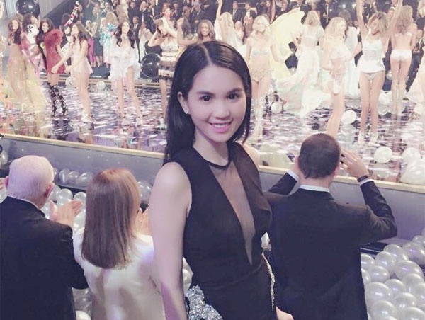 Ngoc Trinh mac sexy tren tham do Victoria's Secret Show hinh anh